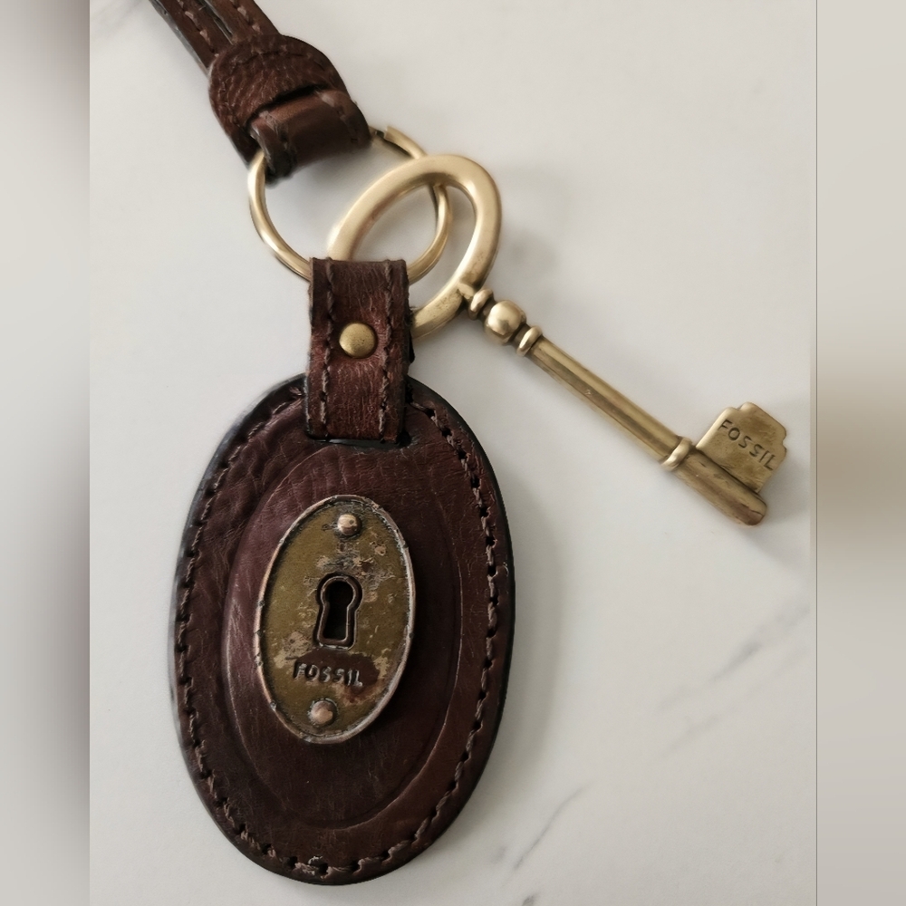 Fossil Vintage Dark Brown Leather Key Fob with Brass Key Charm - Picture 3 of 7